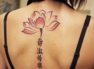 女生半满背莲花有意义的梵文句子彩色纹身小图案