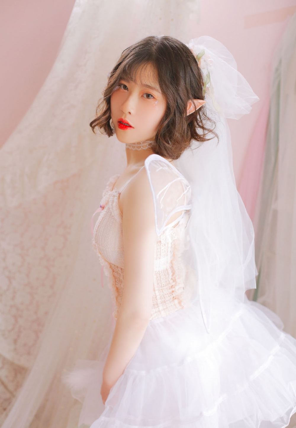cosplay美女白色吊带纱裙精灵造型迷人写真
