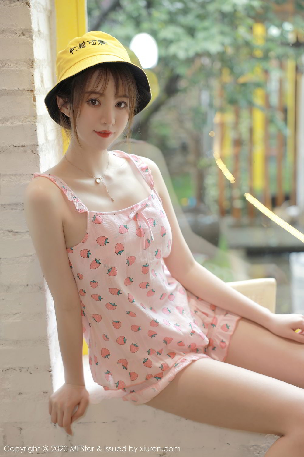 戴眼镜美女吊带睡衣居家私房照
