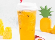 杯装菠萝百香果茶果汁饮料图片