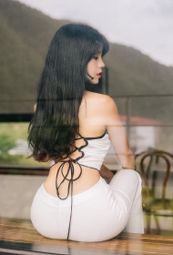 露天阳台前的超大屁股美女紧身白衣白裤优雅写真图片