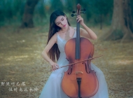 美女拉大提琴带字背景图片