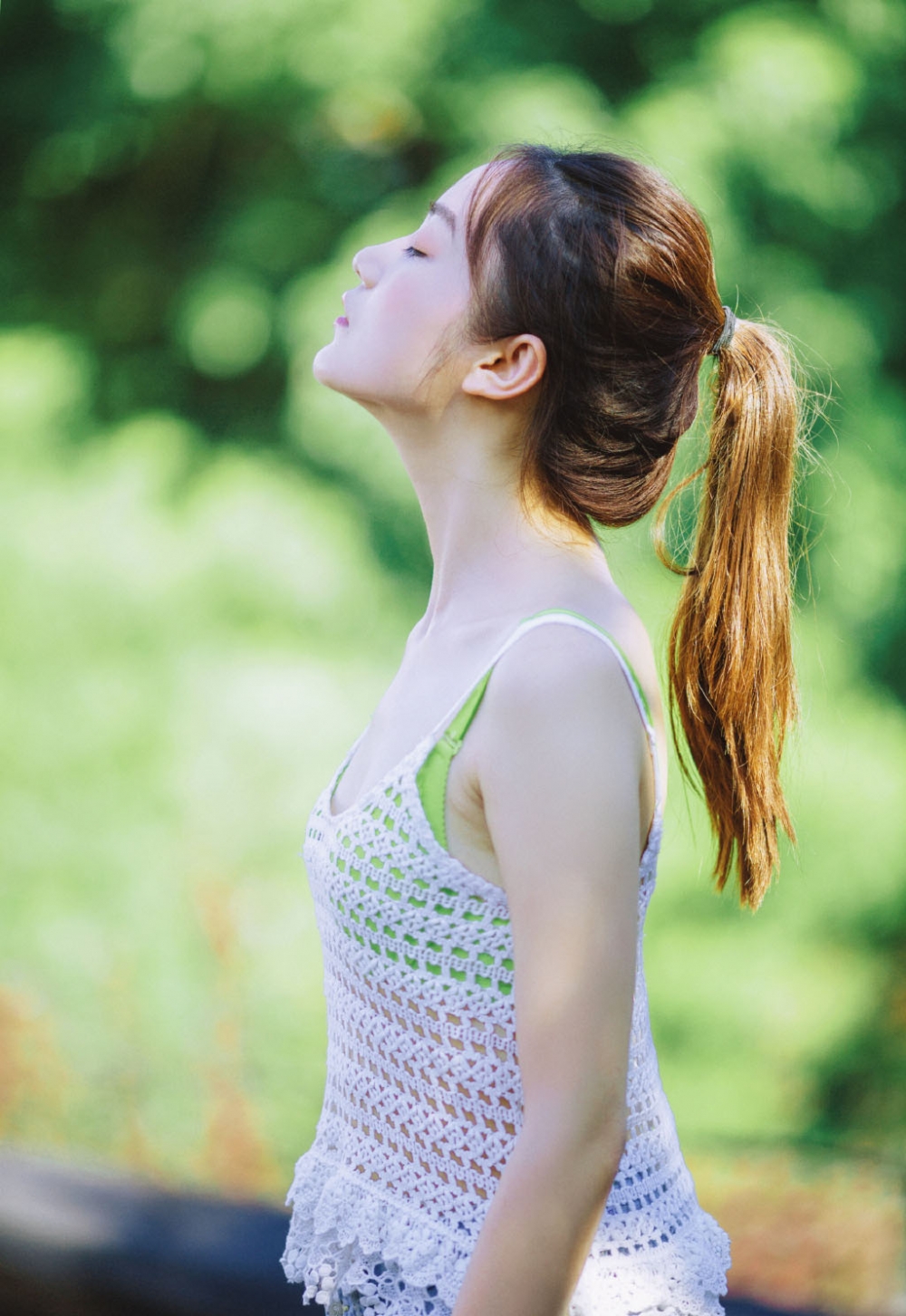 低胸装吊带美女妖娆性感撩人高清性感户外美女写真图片