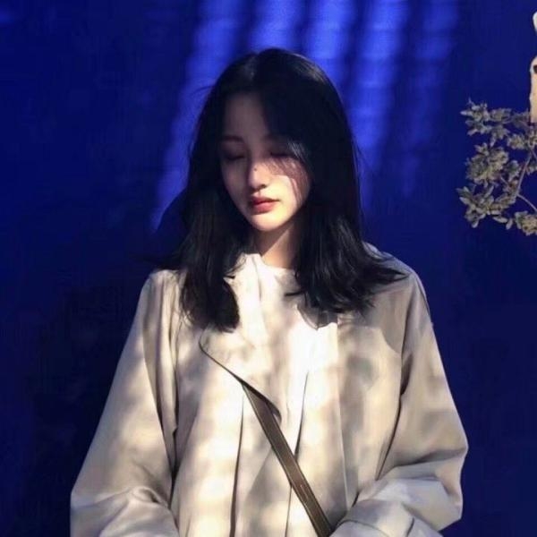 ɫϵ΢ͷŮ