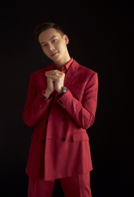 陈伟霆：红色西服套装，展现帅气魅力的写真照片