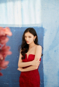 林允魅力写真：温柔性感绯红色礼裙的桌面壁纸，展现迷人与高贵的风采