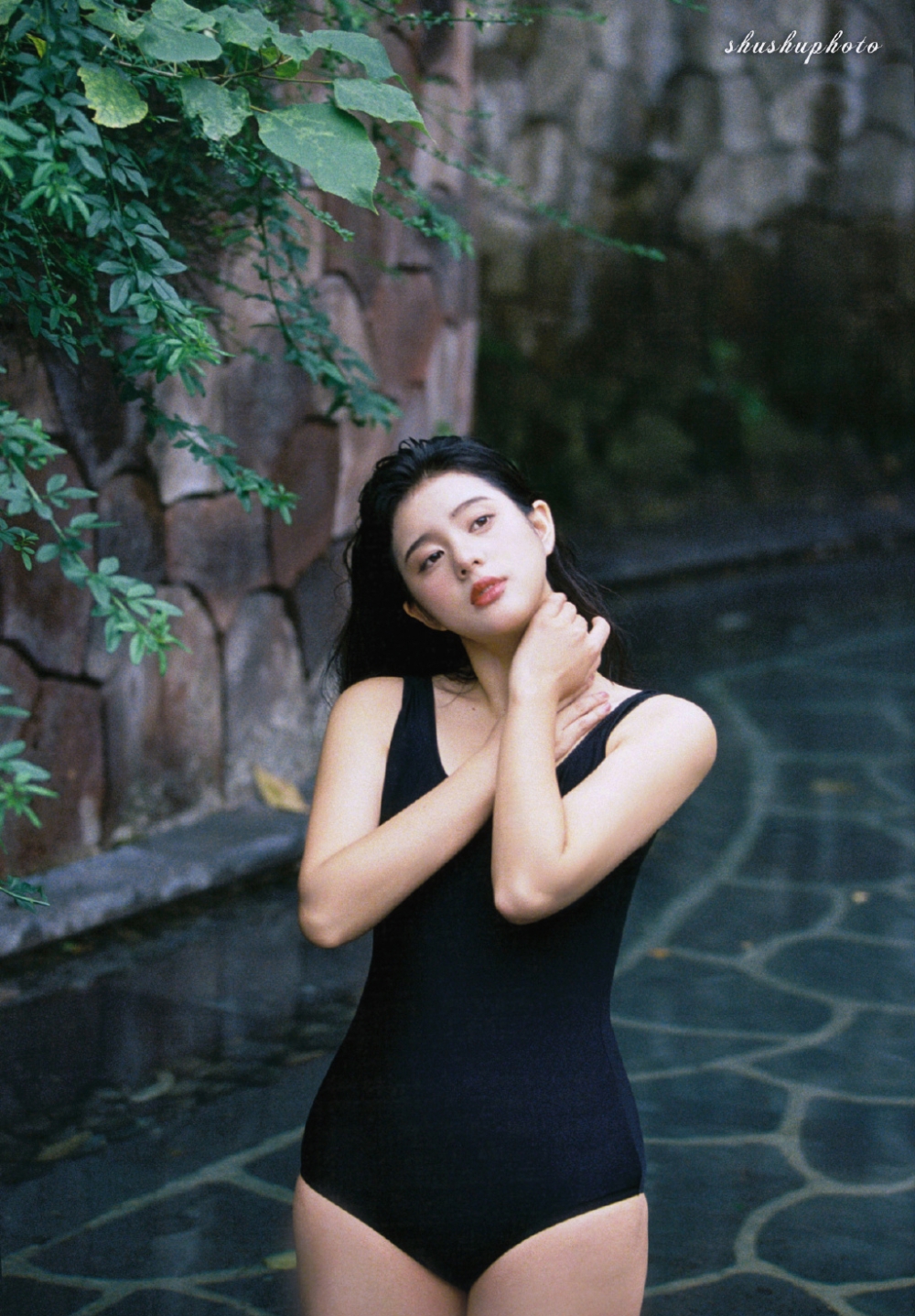 独特的微胖女生，她们的泳衣照片展示出自信和魅力