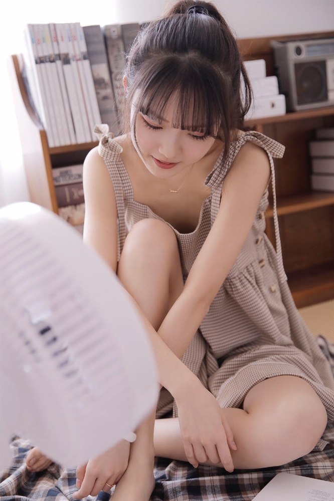 空气刘海美女图片：性感长腿美女日系私房写真，展现迷人的魅力，吸引眼球