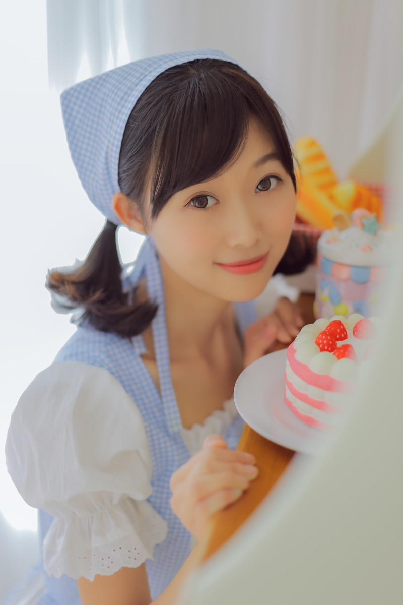 优雅的蓝色女仆制服，尽显美女温婉与俏皮。