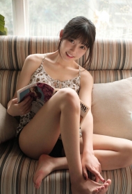 碎花吊带沙发上长腿美女图片写真：展现迷人的魅力与性感长腿，唤