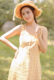 夏日花漾：性感美女穿黄色格子连衣裙户外写真