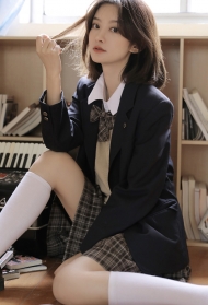 日系制服美女学生妹性感写真：展现迷人的魅力与日系学生妹的性感