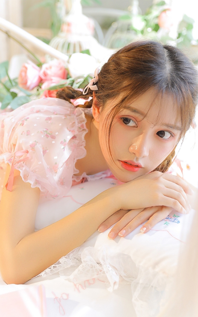 性感曲线：小蛮腰长腿蕾丝美女写真，展现优雅身姿