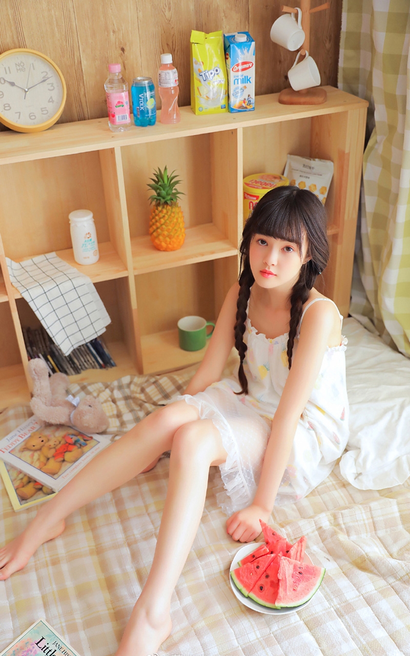 性感魅力：露背吊带睡裙美女的撩人诱惑