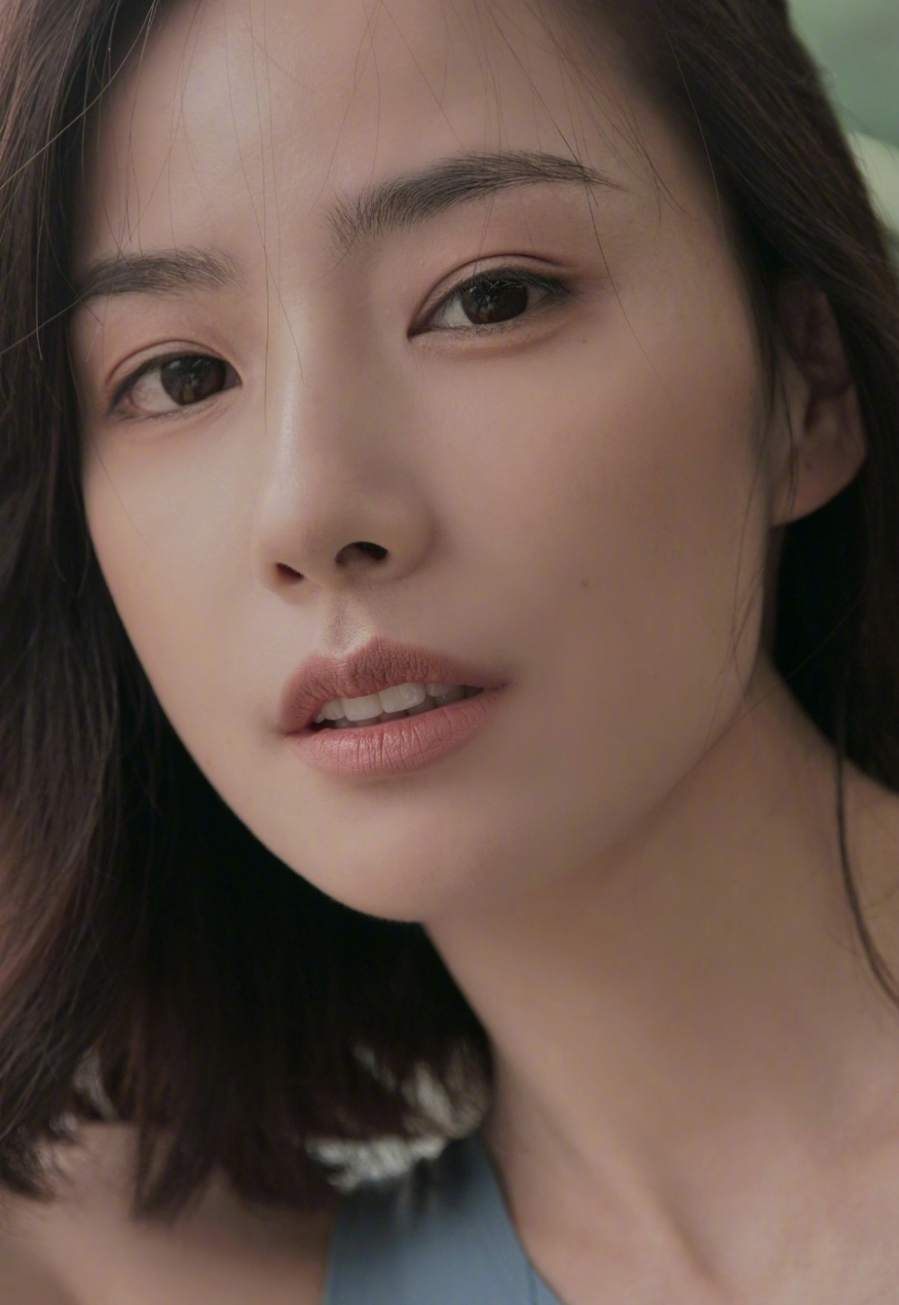 性感美女陈暖央写真曝光，魅力四溢展现迷人风采
