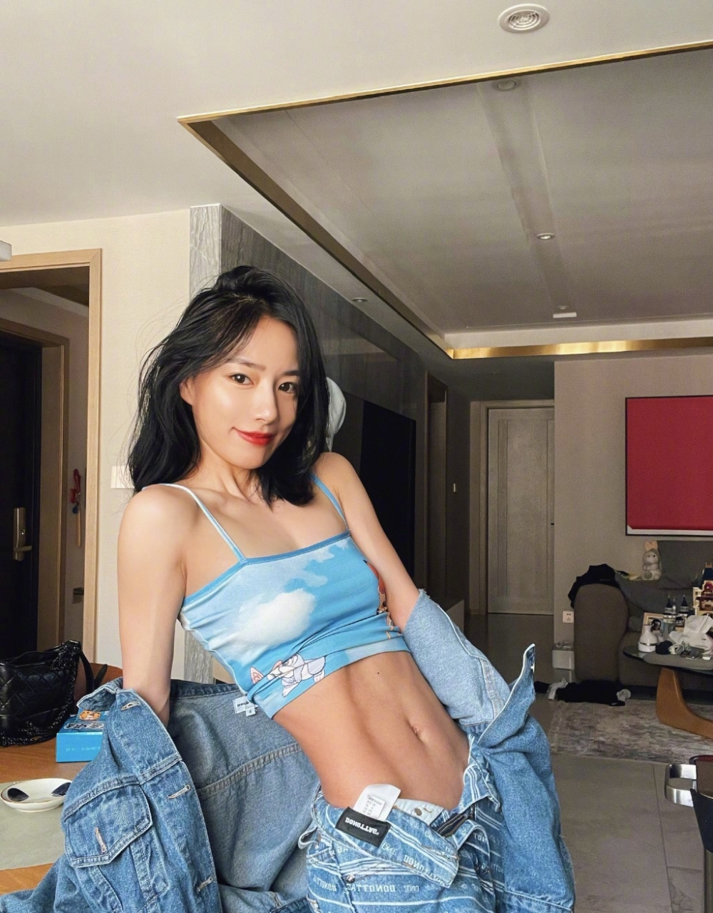 陈暖央骨感身姿尽显撩人魅力，性感写真惊艳上线