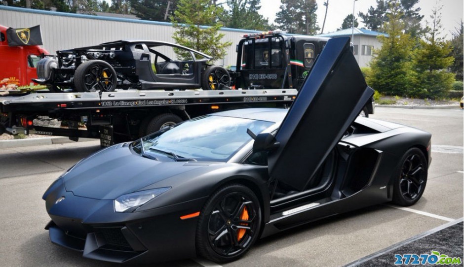 ½ ɫAventador