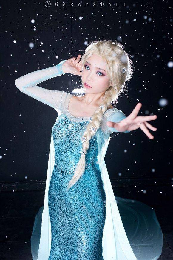 大眼美女扮演冰雪奇缘诱惑图