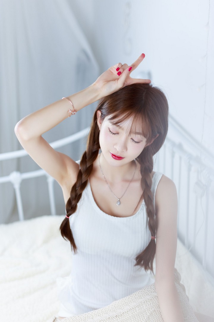 美腿美女Kaylar性感内衣秀长腿