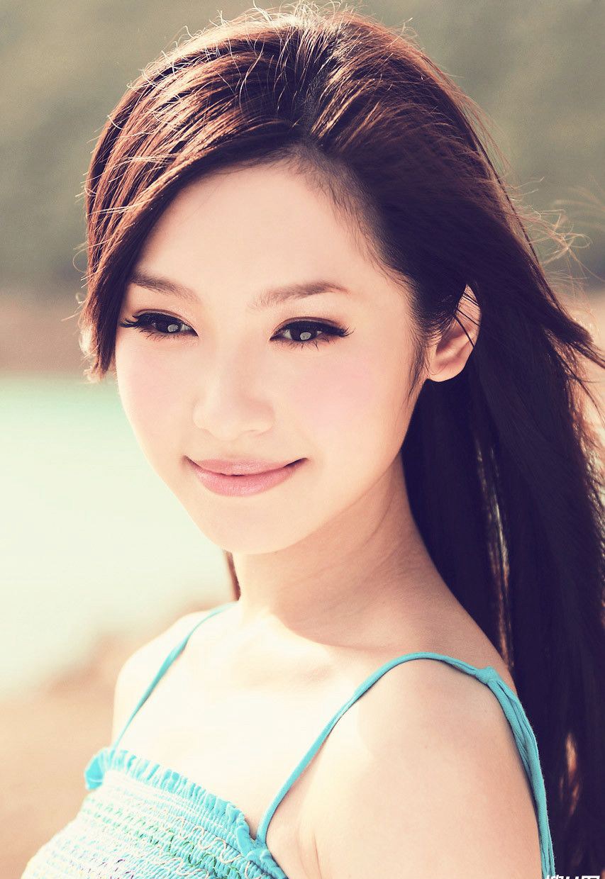 娇美美女花瓣浴里浪漫的性感