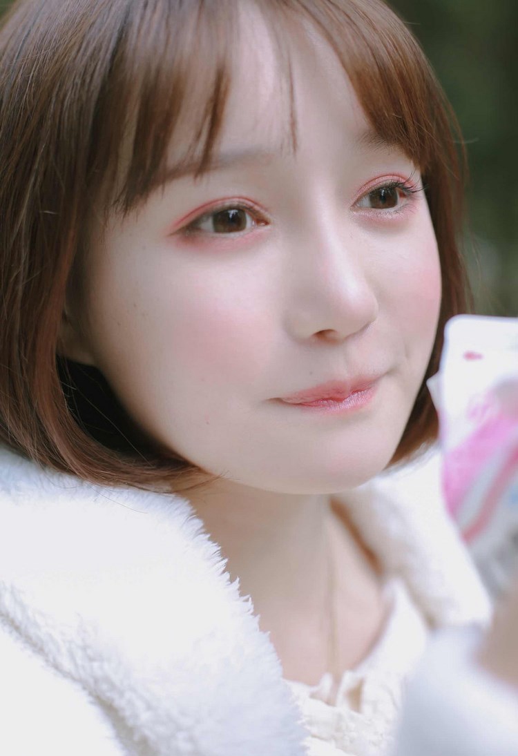 比基尼美女小潘鼠泳池湿身照