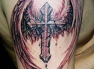 手臂霸气的十字架纹身图片