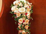 礼堂的白玫瑰插花唯美图片