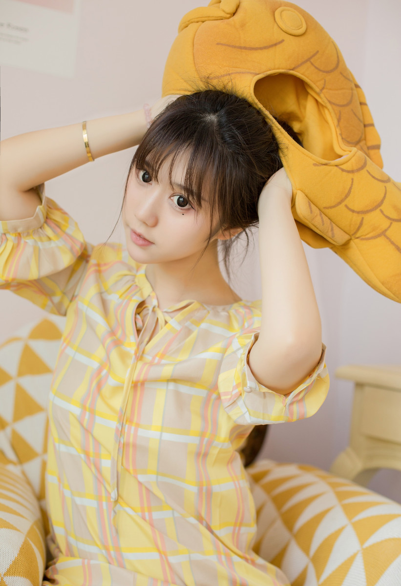 魅妍社身材好的美女娜露Selena性感装扮出游