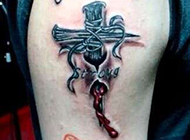 个性十足的手臂十字架纹身图腾欣赏