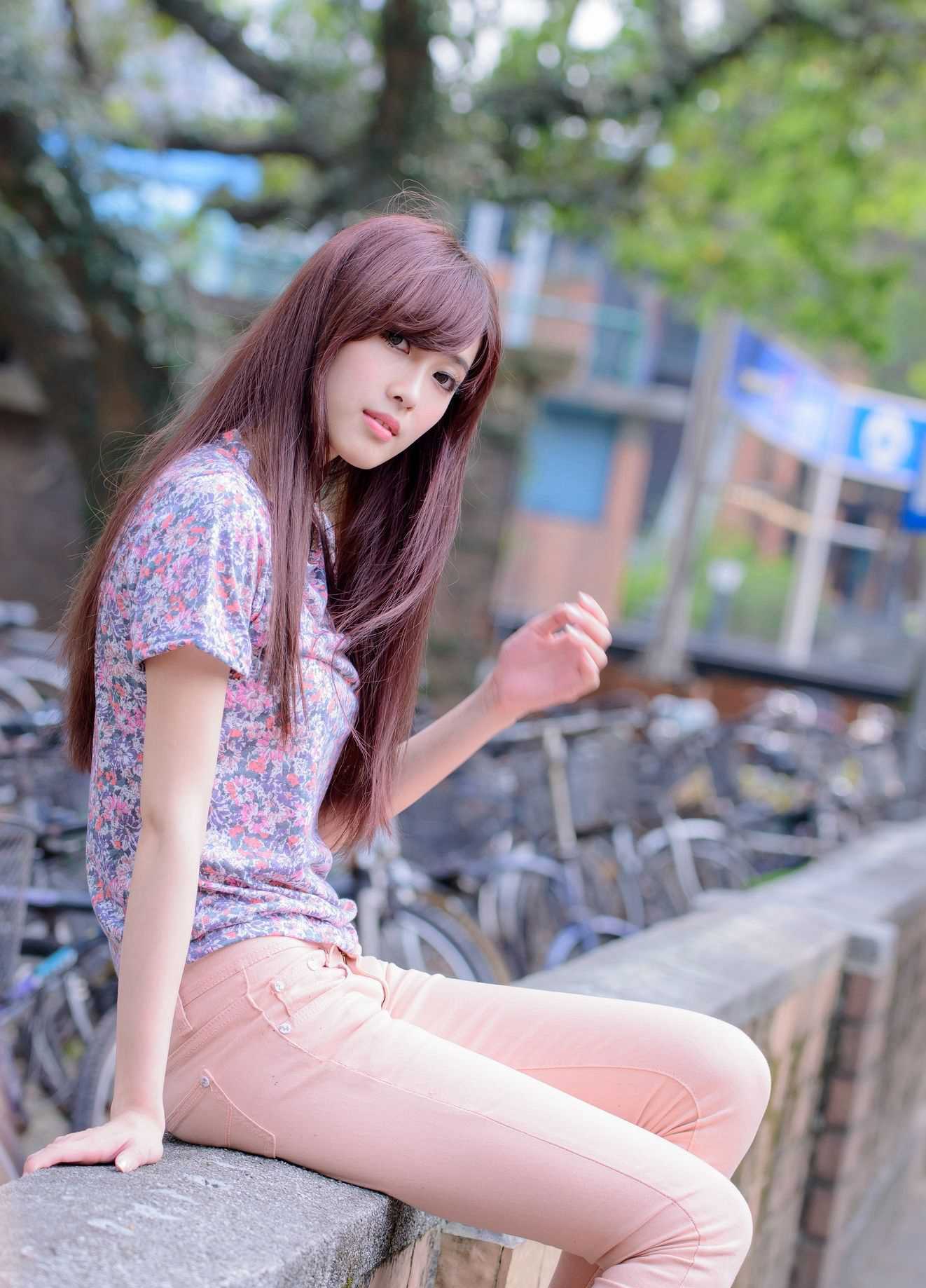 笑容甜美的少女丸子纯白私房写真