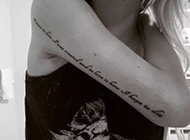 女生英文个性手臂刺青纹身图片