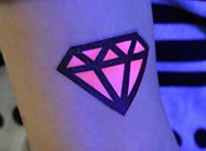 个性手臂荧光钻石隐形纹身图案