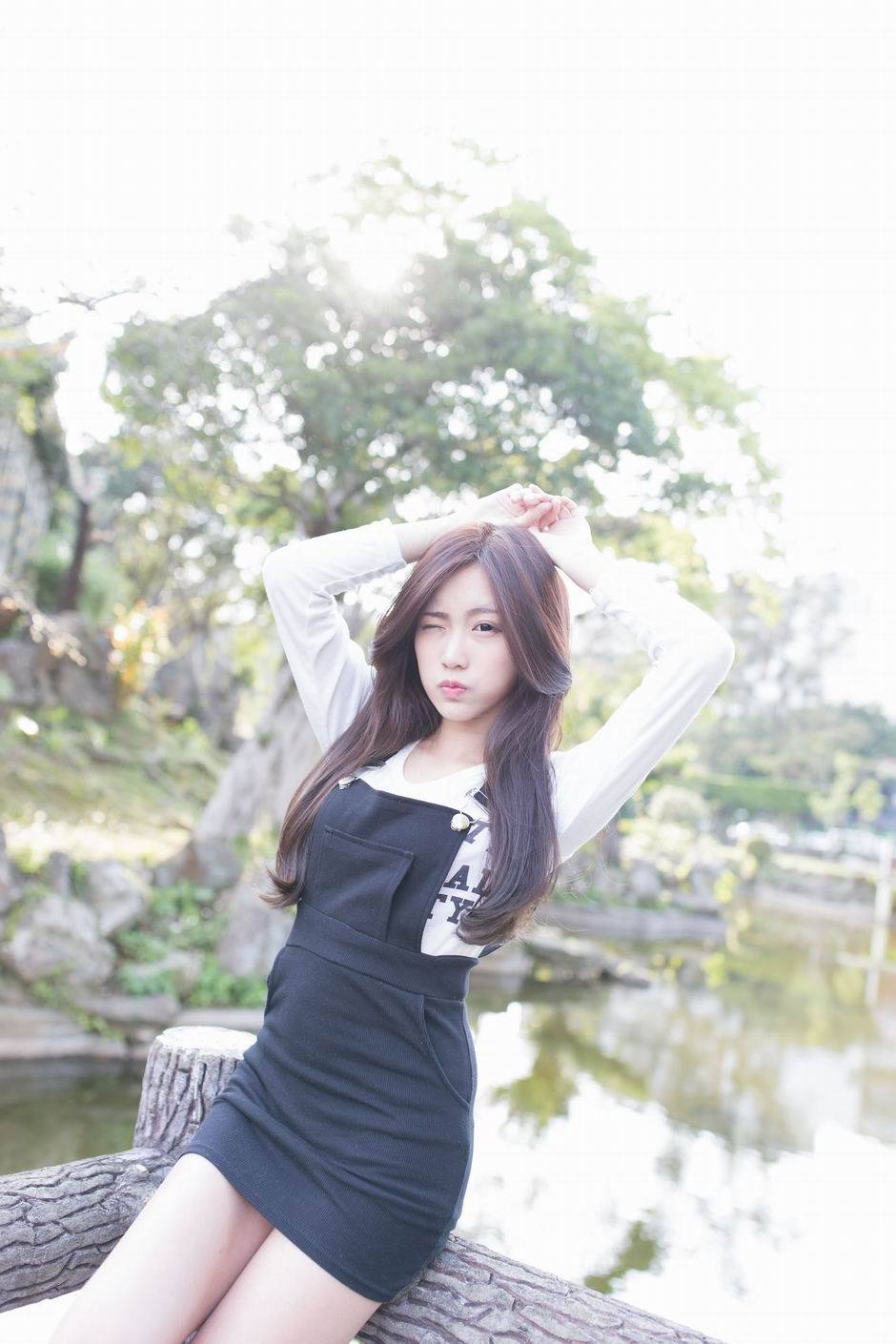 校花女神长相甜美公园小清新外拍图片