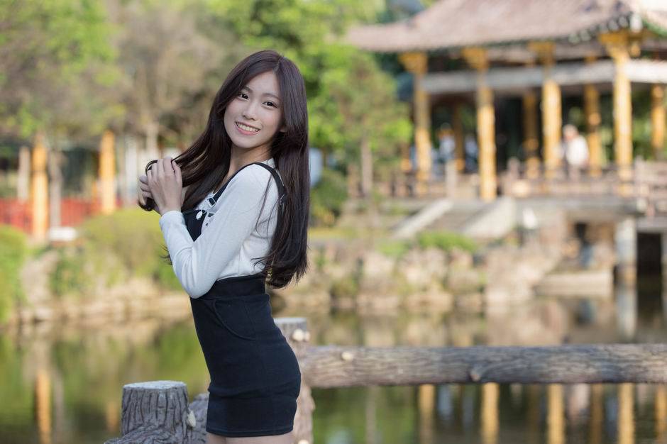 校花女神长相甜美公园小清新外拍图片