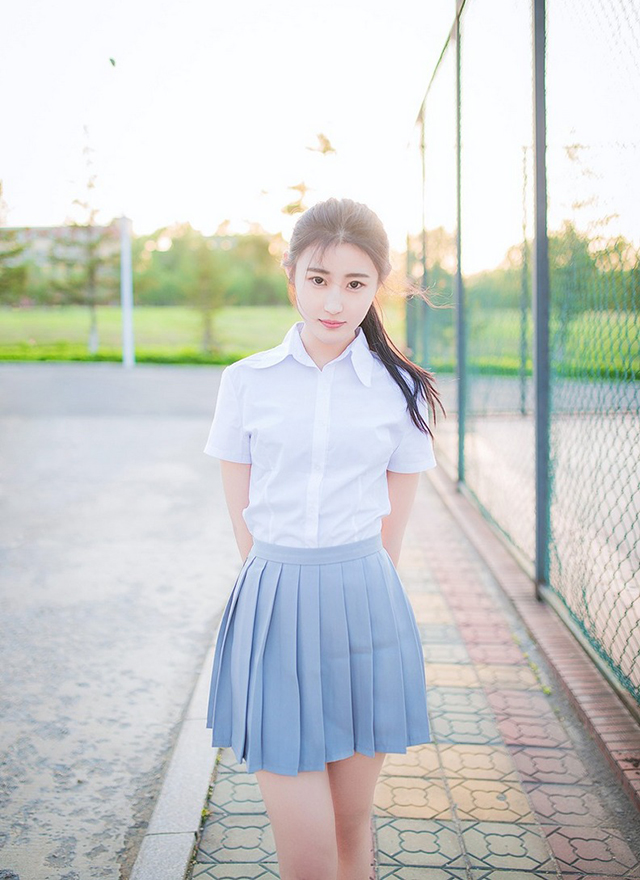 ƷԸзŮNicoleݿԡд