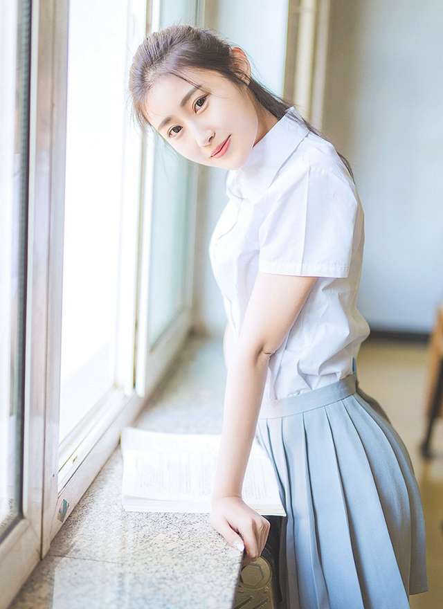 ƷԸзŮNicoleݿԡд
