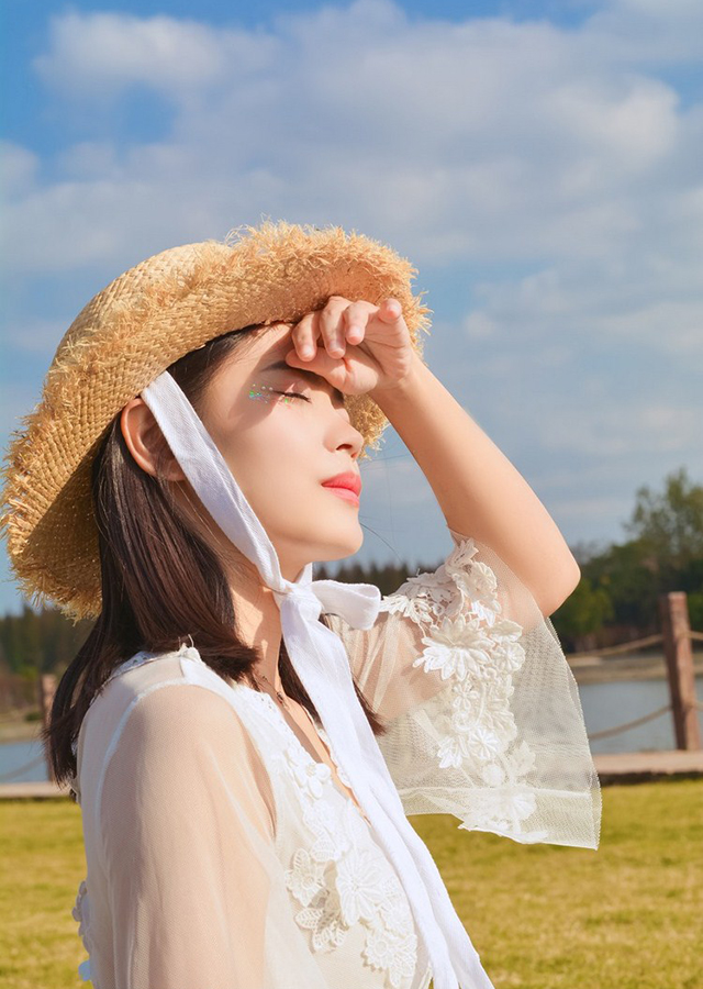 妖娆美女陈怡曼coco上演红肚兜的诱惑