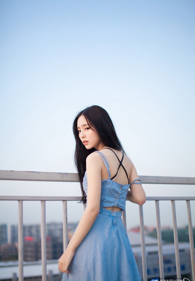 长卷发女神模特阮魅儿私房写真图片