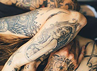 欧美潮人个性情侣花臂纹身图片