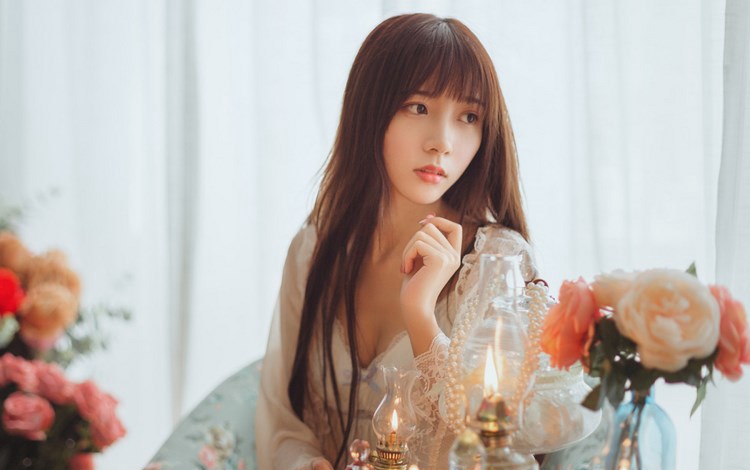 清纯无辜大眼女孩白露内衣秀曲线