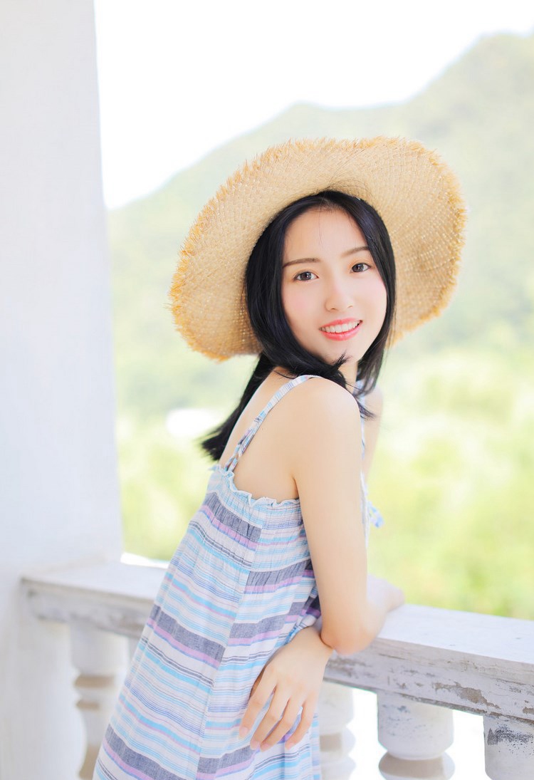 清纯大胸学生妹大玩制服诱惑