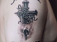 手臂暗夜十字架纹身图案