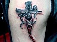 带血的十字架纹身素材图片