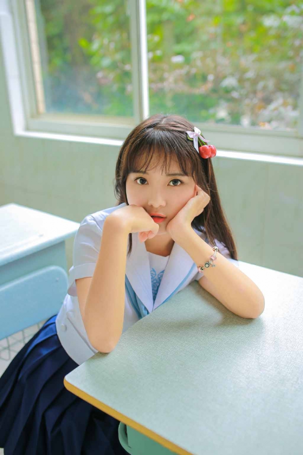 美女模特周甄娜私房制服写真图片