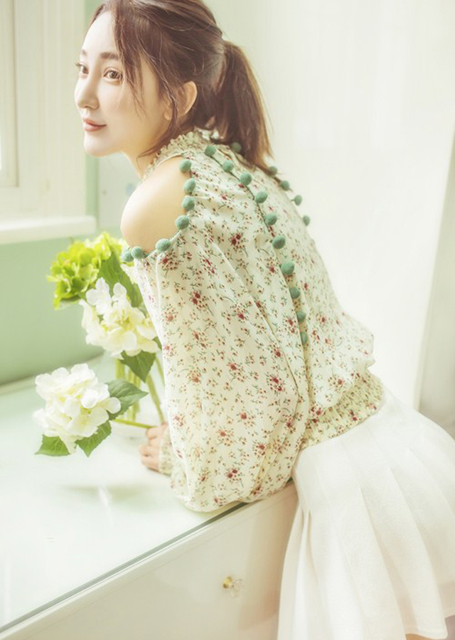 冷艳美女周凌高清内衣写真图片