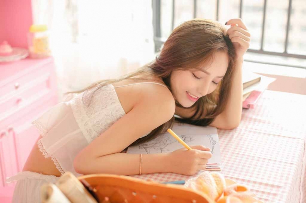 冷艳美女周凌高清内衣写真图片