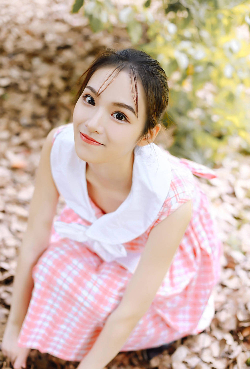 性感学生妹白微Sera私房写真图片