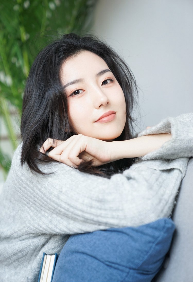 性感美女许诺Sabrina黑丝袜美腿图片