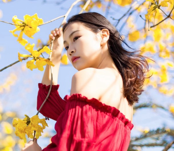 清纯气质美女王曼妮好Q泳池写真图片