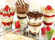 草莓巧克力冰淇淋高清图片